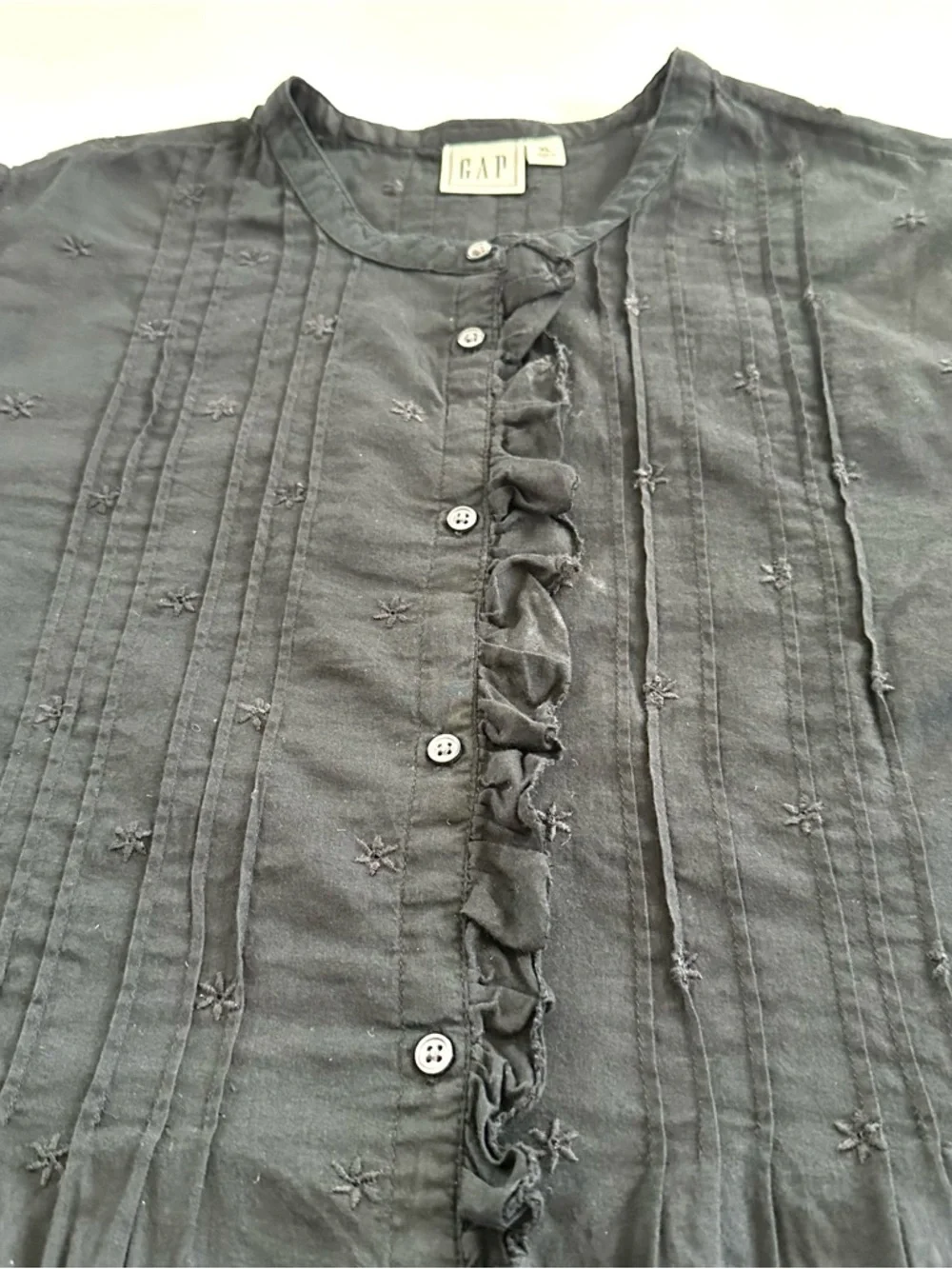 GAP Embroidered Ruffle Pintuck Shirt in Black | XL | GUC - Picture 6 of 9